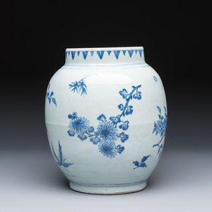 A Chinese blue and white vase with floral design and a later wooden cover — photo 4