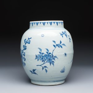 A Chinese blue and white vase with floral design and a later wooden cover — photo 5