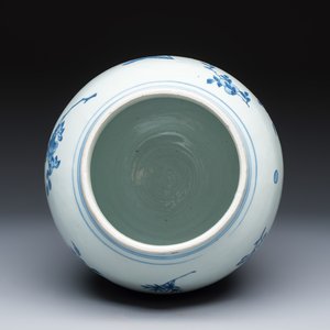 A Chinese blue and white vase with floral design and a later wooden cover — photo 6