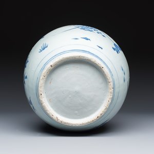 A Chinese blue and white vase with floral design and a later wooden cover — photo 7