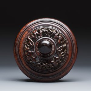 A Chinese blue and white vase with floral design and a later wooden cover — photo 8