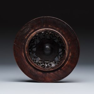 A Chinese blue and white vase with floral design and a later wooden cover — photo 9