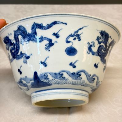 A Chinese blue and white 'Dragons and Leaping Carp' bowl — photo 9
