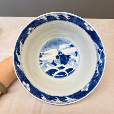A Chinese blue and white 'Dragons and Leaping Carp' bowl — photo 10