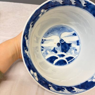 A Chinese blue and white 'Dragons and Leaping Carp' bowl — photo 11