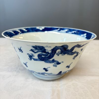 A Chinese blue and white 'Dragons and Leaping Carp' bowl — photo 1
