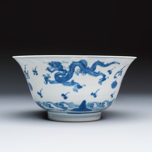 A Chinese blue and white 'Dragons and Leaping Carp' bowl — photo 5