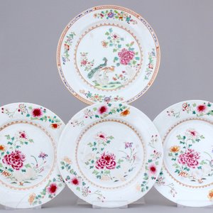 4 Chinese famille rose porcelain plates: one with peacocks and three floral, Qianlong, 18th C. — photo 1