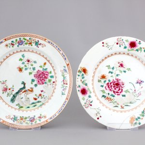 4 Chinese famille rose porcelain plates: one with peacocks and three floral, Qianlong, 18th C. — photo 4