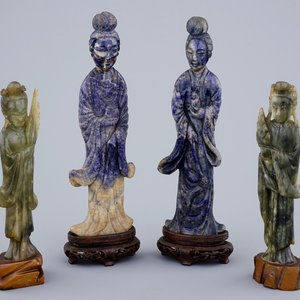 4 figures de Guanyins en lapis lazuli et jade sculpté, 19/20ème — photo 1