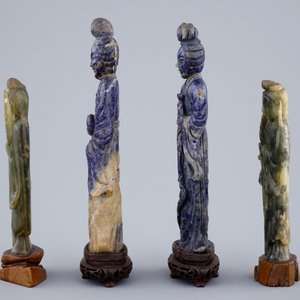 4 figures de Guanyins en lapis lazuli et jade sculpté, 19/20ème — photo 3