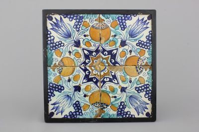 4 ingekaderde polychrome Delftse tegels met stertulpen, 17e eeuw