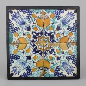 4 ingekaderde polychrome Delftse tegels met stertulpen, 17e eeuw — foto 1