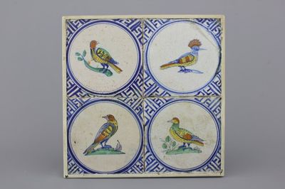 4 ingekaderde polychrome Delftse tegels met vogels, 17e eeuw