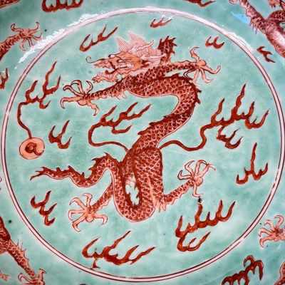 A Chinese iron-red-decorated and green-enamelled 'Dragon' plate — 照片 5