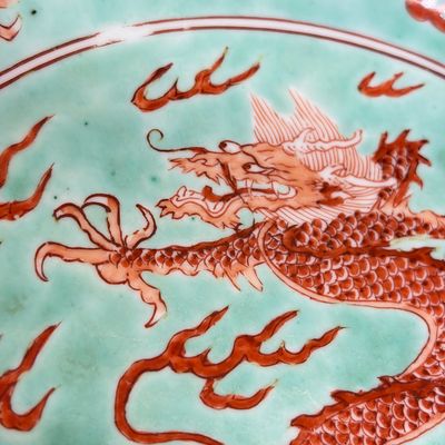 A Chinese iron-red-decorated and green-enamelled 'Dragon' plate — 照片 8