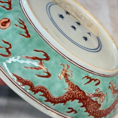 A Chinese iron-red-decorated and green-enamelled 'Dragon' plate — 照片 16