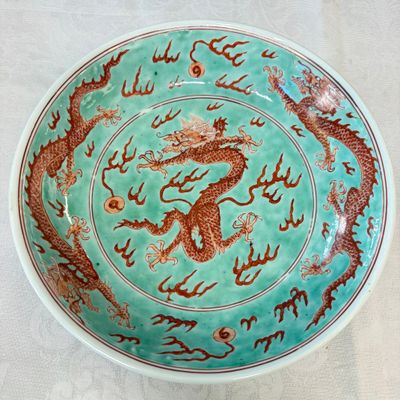 A Chinese iron-red-decorated and green-enamelled 'Dragon' plate — 照片 1
