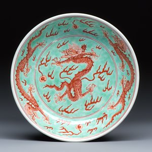 A Chinese iron-red-decorated and green-enamelled 'Dragon' plate — 照片 1