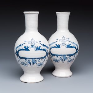 A pair of blue and white Dutch Delft pharmacy bottles — 照片 1