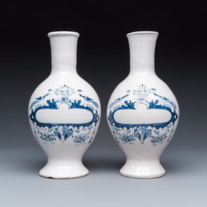 A pair of blue and white Dutch Delft pharmacy bottles — 照片 2