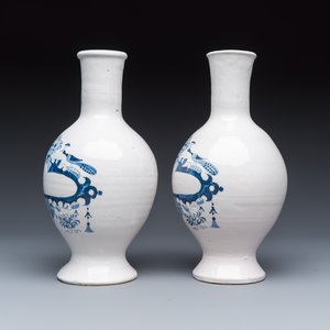 A pair of blue and white Dutch Delft pharmacy bottles — 照片 3