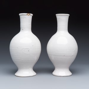 A pair of blue and white Dutch Delft pharmacy bottles — 照片 4