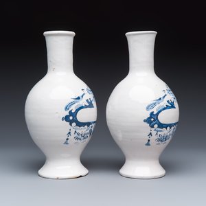 A pair of blue and white Dutch Delft pharmacy bottles — 照片 5