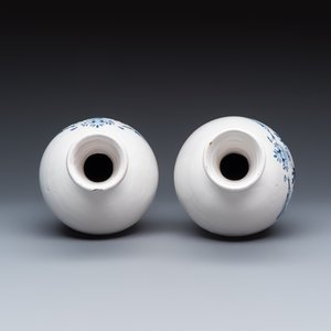 A pair of blue and white Dutch Delft pharmacy bottles — 照片 6
