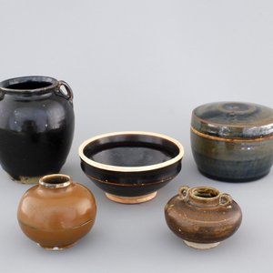 5 Chinese Yuan and Ming Dynasty dark glazed pottery pieces: 3 jars, a bowl and a box with cover — foto 1