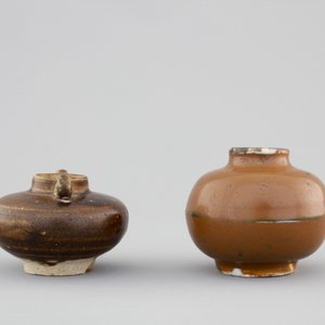 5 Chinese Yuan and Ming Dynasty dark glazed pottery pieces: 3 jars, a bowl and a box with cover — foto 11