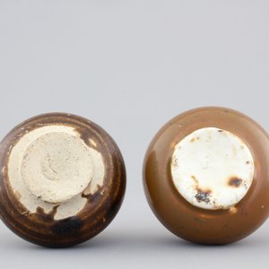 5 Chinese Yuan and Ming Dynasty dark glazed pottery pieces: 3 jars, a bowl and a box with cover — foto 12