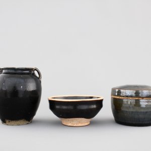 5 Chinese Yuan and Ming Dynasty dark glazed pottery pieces: 3 jars, a bowl and a box with cover — foto 2