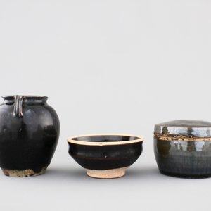 5 Chinese Yuan and Ming Dynasty dark glazed pottery pieces: 3 jars, a bowl and a box with cover — foto 3