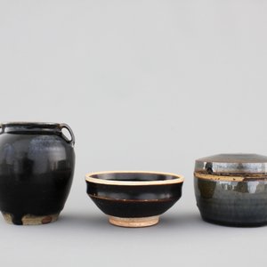5 Chinese Yuan and Ming Dynasty dark glazed pottery pieces: 3 jars, a bowl and a box with cover — foto 4
