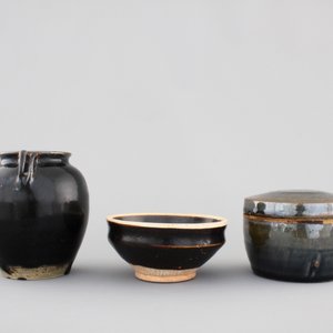 5 Chinese Yuan and Ming Dynasty dark glazed pottery pieces: 3 jars, a bowl and a box with cover — foto 5