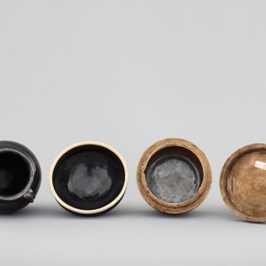 5 Chinese Yuan and Ming Dynasty dark glazed pottery pieces: 3 jars, a bowl and a box with cover — foto 6