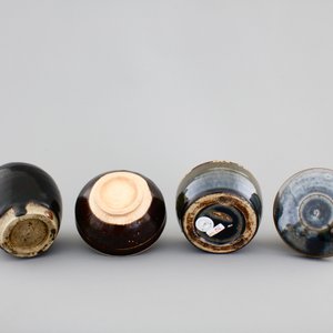5 Chinese Yuan and Ming Dynasty dark glazed pottery pieces: 3 jars, a bowl and a box with cover — foto 7