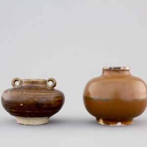 5 Chinese Yuan and Ming Dynasty dark glazed pottery pieces: 3 jars, a bowl and a box with cover — foto 8