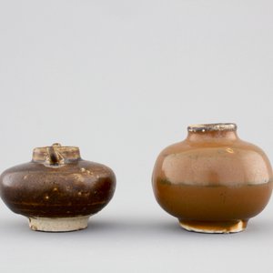 5 Chinese Yuan and Ming Dynasty dark glazed pottery pieces: 3 jars, a bowl and a box with cover — foto 9