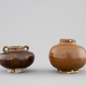 5 Chinese Yuan and Ming Dynasty dark glazed pottery pieces: 3 jars, a bowl and a box with cover — foto 10