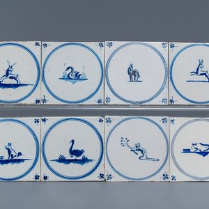 54 blauw-witte Delftse tegels met dieren in medaillons, 18/19e eeuw — foto 2