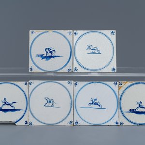 54 blauw-witte Delftse tegels met dieren in medaillons, 18/19e eeuw — foto 8
