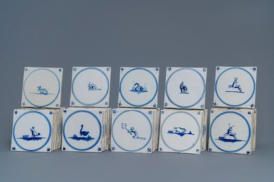 54 carreaux en faïence de Delft bleu et blanc aux décors d'animaux, 18/19ème