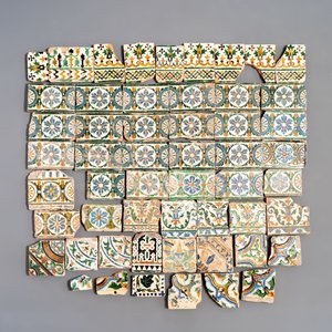 54 various polychrome Spanish tiles and fragments, mainly Toledo, Spain, 15/16th C. — 照片 1