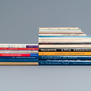 60 publicaties over antieke tegels, w.o. veilingcatalogi — foto 2