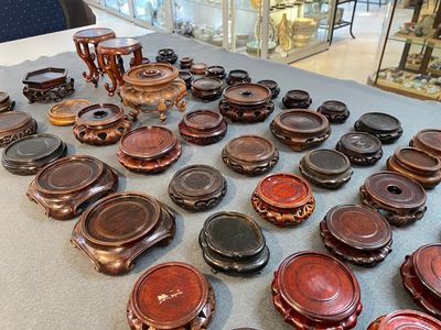71 Chinese well-carved wooden stands, 19/20th C. — 照片 1