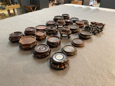 71 Chinese well-carved wooden stands, 19/20th C. — 照片 14
