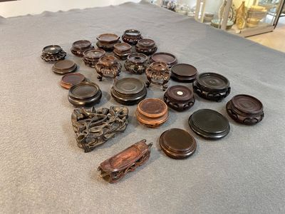 71 Chinese well-carved wooden stands, 19/20th C. — 照片 15