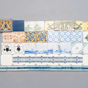79 various blue, white, manganese and polychrome European tiles, 18/20th C. — foto 3